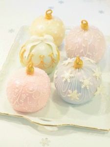 Cherie Kelly's Festive Bauble Cakes