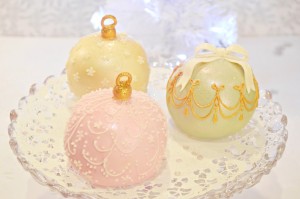 Cherie Kelly's Festive Bauble Cakes
